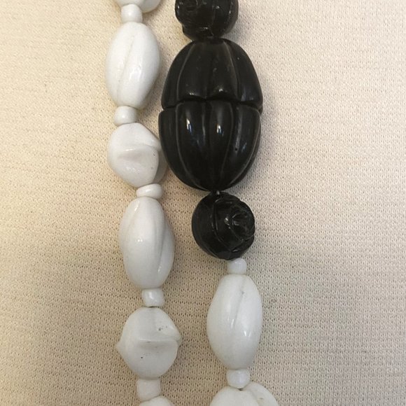 Vintage MIRIAM HASKELL Signed White MILK Glass & Black Beads Long necklace - Picture 6 of 7
